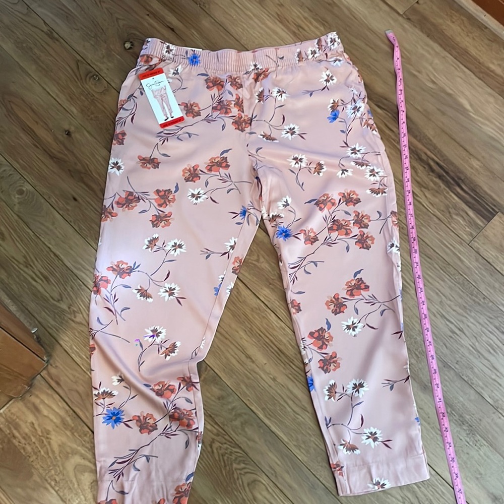 Jessica Simpson elastic waist floral capris